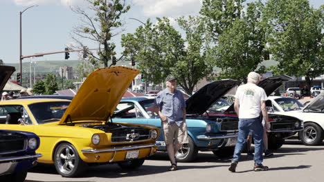 Männer-Laufen-Mit-Offenen-Motorhauben-Um-Klassische-Autos-Herum-Bei-Der-Applebee&#39;s-And-The-Street-Rodders-For-Life-Charity-Car-Show