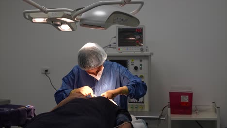 Médico-Realizando-Cirugía-En-El-Quirófano
