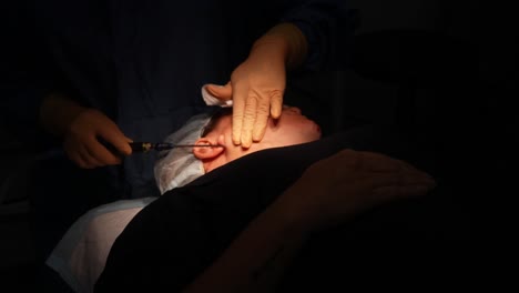 Liposucción-De-Papada,-Cirugía-En-Quirófano,-Médico-Operando-En-La-Cara,-Hospital,-Cirugía-Estética