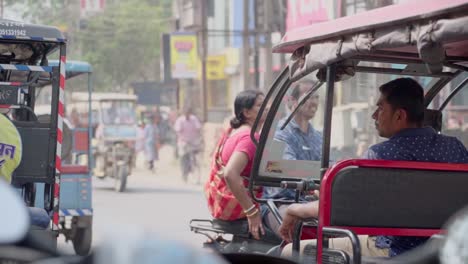 Belebte-Indische-Straße,-Menschen-Auf-Motorrädern,-Zeitlupenaufnahme