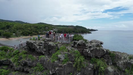Turistas-Tomando-Fotografías-De-Una-Bahía-Tropical-En-Mauricio,-órbita-Aérea