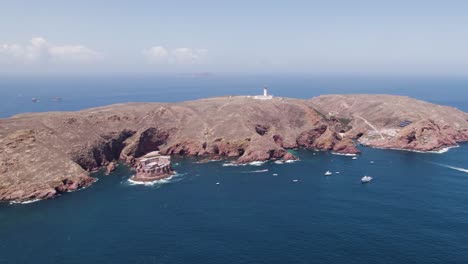 Filmischer-Überblick-über-Die-Insel-Berlengas-Grande,-Absteigende-Luftaufnahme