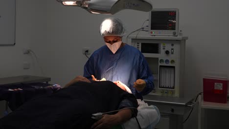 Médico-Realizando-Cirugía-En-Quirófano,-Clínica,-Hospital,-Cirugía-Estética,-Obesidad,-Balón-Gástrico