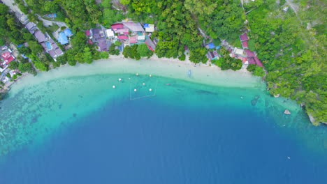 Türkisblauer-Tropischer-Strand-Mit-Resortgebäuden-Und-üppigem-Grün-Auf-Den-Philippinen
