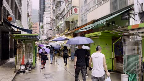 Viajeros-Caminando-Por-La-Calle-Tai-Yuen-En-Un-Día-Lluvioso-En-Hong-Kong