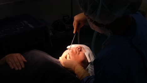 Obesidad,-Liposucción-De-Papada,-Cirugía-En-Quirófano,-Médico-Operando-Cirugía-Estética-Facial