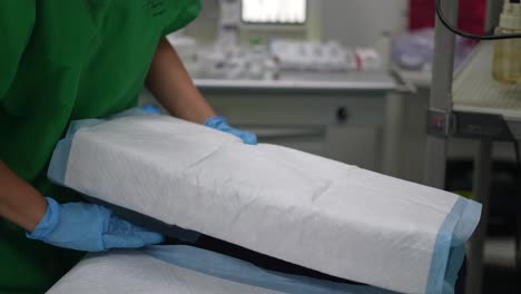Enfermera-Colocando-Almohada-En-La-Cama-Del-Hospital-En-El-Quirófano,-Sala-De-Cirugía