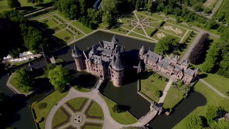 Historisches,-Malerisches-Schloss-Ter-Haar-In-Utrecht-Von-Oben-Gesehen-Mit-Typischen-Türmen-Und-Märchenhaften-Fassadenfassaden-An-Einem-Hellen-Tag-Mit-Landschaftsgärten-Im-Vordergrund