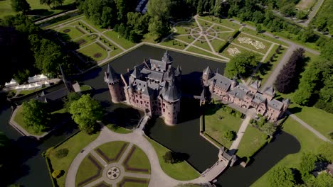 El-Histórico-Y-Pintoresco-Castillo-Ter-Haar-En-Utrecht,-Visto-Desde-Arriba-Con-Torres-Típicas-Y-Fachada-Exterior-De-Cuento-De-Hadas-En-Un-Día-Luminoso-Con-Jardines-En-Primer-Plano