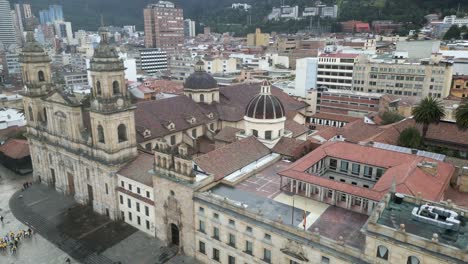 Luftaufnahme-Des-Historischen-Stadtzentrums-Von-Bogota-Mit-Der-Kathedrale,-Der-Alten-Kirche-Und-Dem-Touristischen-Wahrzeichen-Auf-Dem-Bolivar-Platz