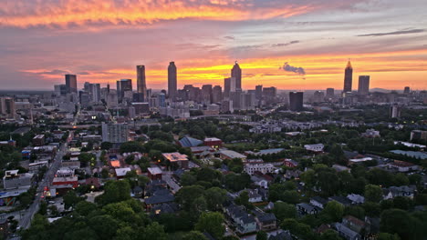 Atlanta-Georgia-Aerial-v874-urban-city-hyperlapse-from-sunset-to-dusk,-drone-flyover-o4w-and-sweet-auburn-neighborhoods-with-downtown-cityscape-on-the-skyline---Shot-with-Mavic-3-Pro-Cine---May-2023