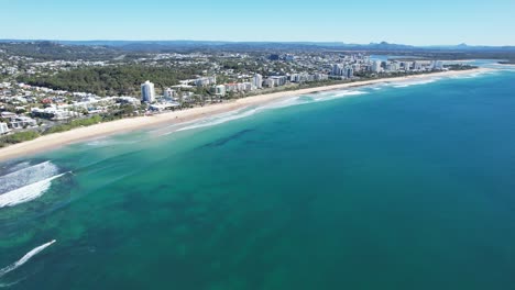Boat-Ride-On-Turquoise-Sea-Waters-At-Alexandra-Headland-Beach-In-Sunshine-Coast,-Queensland,-Australia