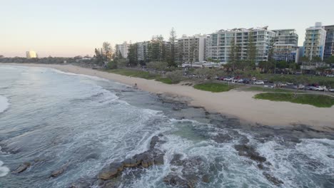 Sandy-Shores-With-Moden-Built-Structures-On-The-Coastline-At-Mooloolaba-Foreshore-Reserve-In-Queensland,-Australia