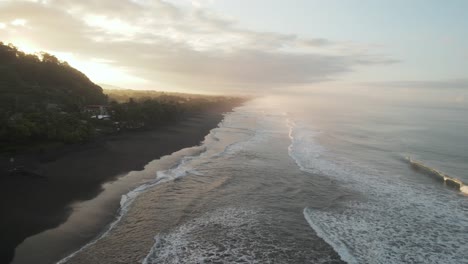 Costa-Rica-Strand-Sonnenaufgang-Schwarzer-Sand-Palmen-Hütten