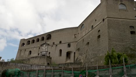 Blick-Hinauf-Zu-Den-Mittelalterlichen-Festungsmauern-Des-Castell-Sant&#39;Elmo-Auf-Dem-Vomero-Hügel,-Neapel