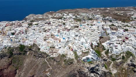 Oia-Auf-Der-Griechischen-Insel-Santorini,-Von-Oben-Mit-Einer-Drohne-Aufgenommen