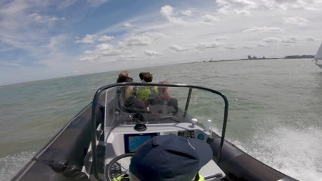 Segeln-Auf-Einem-Hochgeschwindigkeitsboot-In-Ostende,-Belgien