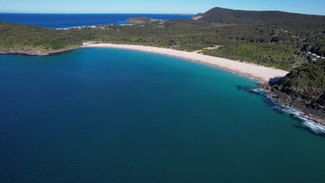 Strand-Nummer-Eins-–-Robbenfelsen-–-Mittlere-Nordküste-–-New-South-Wales-–-New-South-Wales-–-Australien-–-Langsam-Rotierende-Luftaufnahme