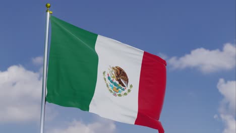 Bandera-De-México-Moviéndose-En-El-Viento-Con-Un-Cielo-Azul-Claro-En-El-Fondo,-Nubes-Moviéndose-Lentamente,-Asta-De-Bandera,-Cámara-Lenta