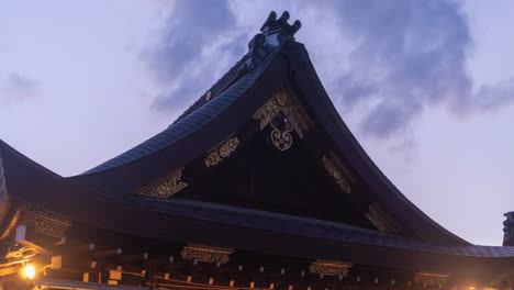Hyperlapse-Zeitraffer-Am-Yasaka-Jinja-Schrein-Tempel-In-Japan,-Rote-Tori-Und-Laternen-Bei-Sonnenuntergang