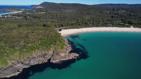Strand-Nummer-Eins-–-Seal-Rocks-–-Mittlere-Nordküste-–-New-South-Wales-–-New-South-Wales-–-Australien-–-Langsame-Schwenk-Luftaufnahme