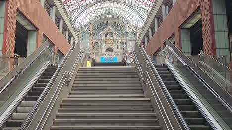 Escaleras-Mecánicas-En-La-Estación-Central-De-Amberes