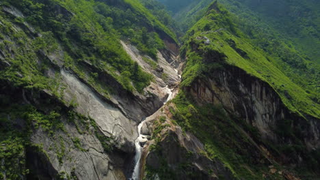 Zu-Sehen-Ist-Eine-Drohnenaufnahme-Eines-Wunderschönen-Wasserfalls-Aus-Mustang-Nepal-Mit-Blick-Von-Oben-Auf-Den-Wasserfall