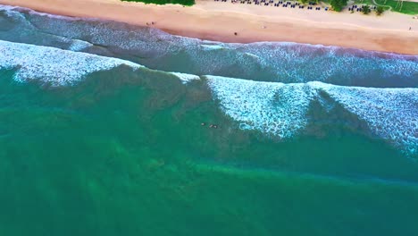 Vista-Aérea-De-La-Costa-De-Phuket-En-Tailandia,-Vista-Aérea-De-Drones-De-Increíbles-Aguas-Azules-Y-Claras,-Playa-De-Arena-Con-Gente-Bañándose-En-El-Agua,-Vista-Desde-Drones