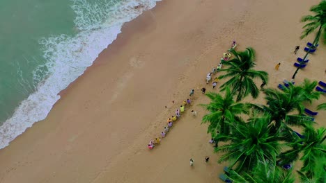 Zwei-Gruppen-Spielen-Am-Strand-Ein-Tauziehen-Gegeneinander-Und-Beide-Gruppen-Versuchen-Mit-Aller-Kraft-Zu-Gewinnen