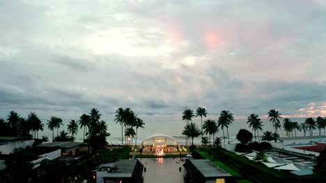 Resort-De-Isla-Tropical-Por-La-Noche-Con-Cenador-Con-Techo-De-Paja-Sobre-Phuket,-Aguas-Cristalinas-Del-Mar-De-Tailandia-Con-Cielo-Estrellado