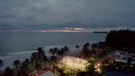 Wunderschöne-Villen-Am-Wasser-In-Phuket,-Nachts-Beleuchtet