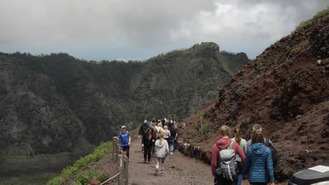 Turistas-Y-Excursionistas-Caminando-Por-El-Sendero-Hasta-La-Cima-Del-Monte-Vesubio-En-Nápoles,-Italia.