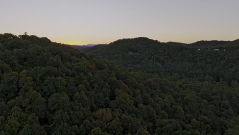 Union-County-Forests-Georgia-Luftbild-V6-Drohnenüberflug-Sanfte-Berge,-Aufnahme-Der-Unberührten-Schönheit-Der-Naturlandschaft-Und-Dichte-Wälder-Bei-Sonnenuntergang-–-Aufgenommen-Mit-Mavic-3-Cine-–-Oktober-2022