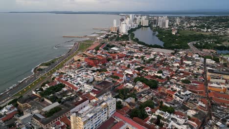 Vista-Aérea-Panorámica-De-La-Ciudad-Portuaria-De-Cartagena-Y-Recorrido-Panorámico-Por-La-Costa-Caribeña,-Colombia