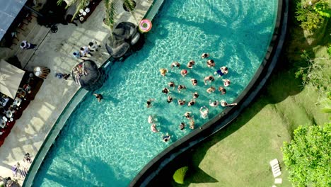 Chicas-En-Bikini-Tomando-El-Sol-Bajo-El-Sol