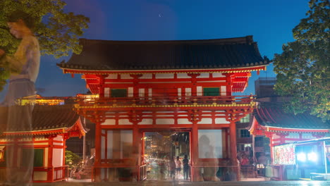 Yasaka-Jinja-Santuario-Templo-Budista-En-Kyoto-Japón-Lapso-De-Tiempo-Noche-Vista-De-La-Calle-Desde-La-Entrada-Conservadora-Semáforo-De-La-Ciudad