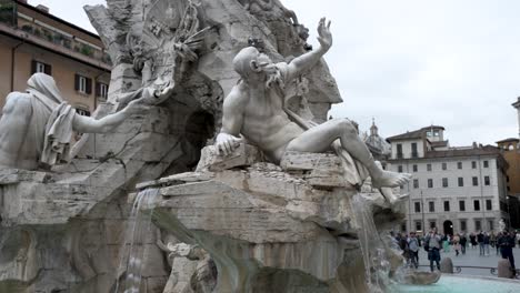 Marmorstatuen-Am-Brunnen-Der-Vier-Flüsse-Auf-Der-Piazza-Navona-In-Rom