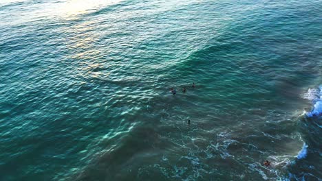 Surfermädchen-Im-Wettbewerb-„Steigende-Gezeiten“-Auf-Der-Suche-Nach-Ein-Paar-Wellen,-Surfstrand-In-Der-Bucht-Von-Phuket,-Schöne-Aussicht-Auf-Den-Sandstrand-Mit-Touristen,-Die-In-Wunderschönem,-Klarem-Meerwasser-Schwimmen