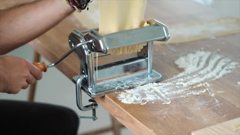 Traditioneller-Italienischer-Koch:-Tagliatelle-Nudelzubereitung-In-Zeitlupe-Mit-Der-Imperia-Maschine-–-4K-Videos