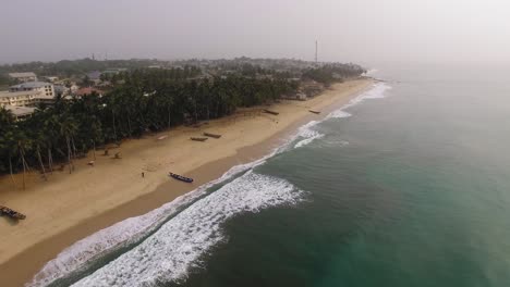 Toma-De-Drones-4k-De-La-Limpia-Playa-Tropical-De-La-Región-De-Volta-En-Ghana