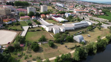 Luftaufnahme-Des-Modernen-Stadtmuseums-Von-Chaves,-Portugal