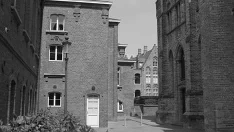 Vista-Monocromática-De-Los-Edificios-Históricos-Del-Hospital-De-San-Juan-En-Brujas,-Bélgica