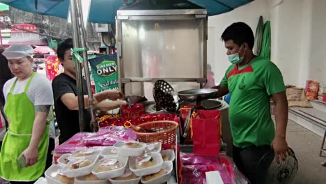 Vendedor-De-Comida-Callejera-Tailandesa-Cocinando-En-Chinatown,-Tailandia