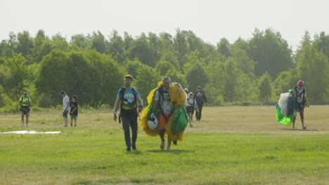 Thrill-Seekers-United:-Smiling-Skydivers-and-Paragliders-Converging-Towards-the-Camera-in-Hel,-Jastarnia,-Poland