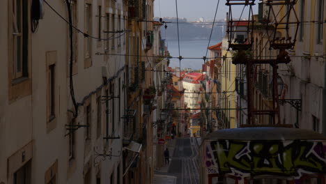 Alte-Rustikale-Straßen-Mit-Einer-Standseilbahn-In-Lissabon,-Portugal
