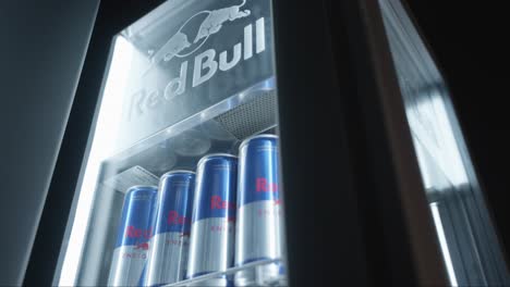 Latas-De-Red-Bull-En-Una-Nevera-Red-Bull-Expositora.