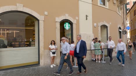 Menschen,-Die-Beim-Ersten-Starbucks-In-Rom,-Italien,-In-Der-Schlange-Stehen