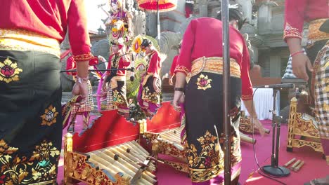 Balinesische-Männer-Tragen-Farbenfrohe-Traditionelle-Mode-Beim-Gamelan-Musik-Rindik-Festival,-Indonesische-Kleidung-Und-Männliche-Lange-Röcke