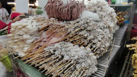 Stapel-Frischer,-Ungekochter-Meeresfrüchte-Bei-Einem-Straßenverkäufer-In-Chinatown,-Bangkok