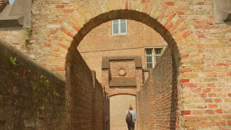 Persona-Caminando-Por-El-Pasaje-Hacia-La-Salida-Del-Museo-Del-Hospital-De-San-Juan-En-Brujas,-Bélgica